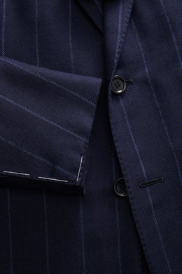Close-up front view of the Stile Latino Anzug 'Vincenzo' navy gestreift jacket, showing navy chalk-stripes, buttons, and detailed soft cotton-wool fabric texture. Der Zweiteiler "Vincenzo" von STILE LATINO, bestehend aus einer Button-Fly-Hose mit retroesk