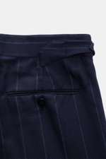 Close-up top view of the waistband and back pocket of Stile Latino Anzug 'Vincenzo' navy gestreift trousers with button fly and side-adjuster.

Description:
<p>Der Zweiteiler 'Vincenzo' von STILE LATINO, bestehend aus einer Button-Fly-Hose mit retroesken 