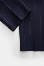Close-up front view of navy pinstripe fabric from the Stile Latino Anzug 'Vincenzo' navy gestreift, showcasing fine chalk-stripes on cotton-wool blend. <p>Der Zweiteiler 'Vincenzo' von STILE LATINO, bestehend aus einer Button-Fly-Hose mit retroesken Side-