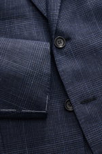 Close-up front view of Stile Latino Anzug 'Vincenzo' navy/graublau kariert jacket showing button, lapel, and pocket in Prince-of-Wales pattern.