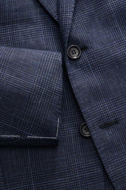 Close-up front view of Stile Latino Anzug 'Vincenzo' navy/graublau kariert jacket showing button, lapel, and pocket in Prince-of-Wales pattern.