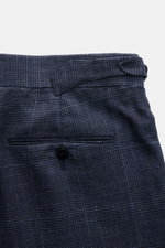 Stile Latino Anzug 'Vincenzo' navy/graublau kariert close-up of button-fly trousers with retro side-adjusters, Prince-of-Wales pattern, slim fit, wool-linen blend, soft touch, rear pocket with button, photographed from above.