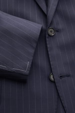 Cesare Attolini Anzug navy gestreift aus Super 160'S Wolle, Slim Fit, mit feinen Nadelstreifen, Drei-Knopf-Sakko und Ärmel mit weißen Heftfäden, Detailaufnahme.