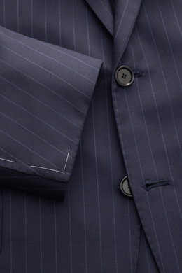 Cesare Attolini Anzug navy gestreift aus Super 160'S Wolle, Slim Fit, mit feinen Nadelstreifen, Drei-Knopf-Sakko und Ärmel mit weißen Heftfäden, Detailaufnahme.