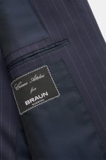 Nahaufnahme des Innenfutters mit Label des Cesare Attolini Anzugs navy gestreift aus Super 160'S Wolle in klassischem Nadelstreifen.