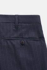 Cesare Attolini Anzug navy gestreift, Detailansicht der Rückseite der Hose aus Super 160'S Wolle mit feinen Nadelstreifen und paspelierter Gesäßtasche.