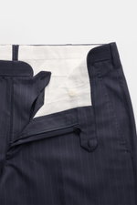 Cesare Attolini Anzug navy gestreift, Detailansicht der geöffneten Bundpartie der Hose aus Super 160’S Wolle mit feinen Nadelstreifen.