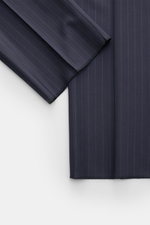 Cesare Attolini Anzug navy gestreift aus Super 160’S Wolle, feine Nadelstreifen, Detailansicht der Ärmel- und Saumkanten in Slim Fit.