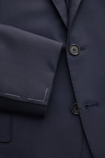Close-up front view of the Cesare Attolini Suit navy, made of pure Super 150'S wool, showing slim fit jacket with step lapel, three buttons, unfinished sleeve cuffs, and smooth fabric texture.