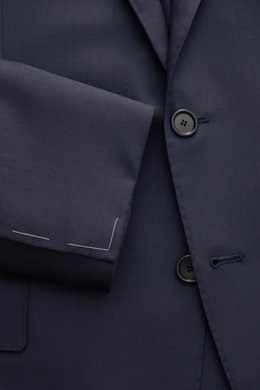 Close-up front view of the Cesare Attolini Suit navy, made of pure Super 150'S wool, showing slim fit jacket with step lapel, three buttons, unfinished sleeve cuffs, and smooth fabric texture.