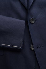 Tagliatore Leinenanzug 'Vesuvio' navy, Nahaufnahme von Sakkoärmeln mit zwei Knöpfen, Spitzrevers, reines Leinen, Slim Fit, halb gefüttert.