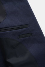 Nahaufnahme des halb gefütterten Tagliatore Leinenanzugs 'Vesuvio' navy mit tailliertem Zwei-Knopf-Sakko, Spitzrevers und Innentaschen, Foto aus schräger Perspektive.