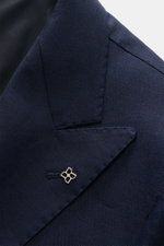 Nahaufnahme des Spitzrevers mit Pin und fein gewebter Struktur des halb gefütterten Tagliatore Leinenanzugs 'Vesuvio' navy.