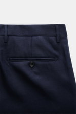 Tagliatore Leinenanzug 'Vesuvio' navy, Detailansicht Rückseite Hose mit Gesäßtasche, Knopf und Gürtelband, edles Leinen, Slim Fit.