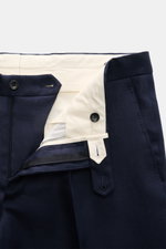 Tagliatore Leinenanzug 'Vesuvio' navy, Detailansicht offen, Slim Fit Hose mit Reißverschluss, Knopfverschluss, französischen Taschen, reines Leinen.
