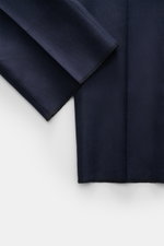 Nahaufnahme des halb gefütterten Tagliatore Leinenanzug 'Vesuvio' navy, Fokus auf Ärmelabschluss und Stoffstruktur aus weichem, reinem Leinen.