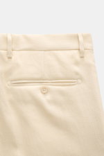 Tagliatore Leinenanzug 'Vesuvio' creme, Detailaufnahme der rückwärtigen Hosentasche mit Knopf, feines Leinen, Slim Fit, französische Tasche.