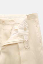 Detailansicht der geöffneten Bundfalte und Knöpfe der Hose des Tagliatore Leinenanzugs "Vesuvio" creme, Slim Fit, reines Leinen.
