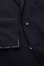 Tagliatore Anzug 'Vesuvio' dark navy in schmal geschnittenem Design, Detailaufnahme von Sakko mit Knöpfen und Ärmelsaum, edle Schurwolle mit Seide.