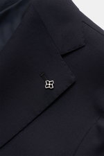 Nahaufnahme des fallenden Revers mit Pin am Sakko des Tagliatore Anzug 'Vesuvio' dark navy aus Schurwolle mit Seide, Slim Fit.