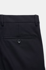 Tagliatore Anzug 'Vesuvio' dark navy, Detailansicht von hinten auf Hose mit Knopf-Gesäßtasche aus Schurwolle-Seide, Slim Fit, leichte Qualität.