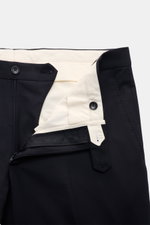 Tagliatore Anzug 'Vesuvio' dark navy, schmal geschnittene Hose mit Reißverschluss, Bundknöpfen, französischen Taschen, weicher Schurwolle mit Seide.