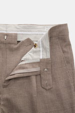Brunello Cucinelli Anzug graubraun/grau kariert, Detailansicht der geöffneten Bundhöhe mit Reißverschluss und Knopf, Wolle-Seide-Leinen-Mix.