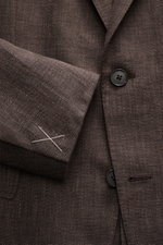 Nahaufnahme des Zegna Anzugs 'Natural' dunkelbraun meliert von vorne mit Fokus auf die markante Webstruktur, Knöpfe und Ärmel.