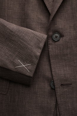 Nahaufnahme des Zegna Anzugs 'Natural' dunkelbraun meliert von vorne mit Fokus auf die markante Webstruktur, Knöpfe und Ärmel.