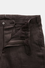 Zegna Anzug 'Natural' dunkelbraun meliert, Detailaufnahme der Hose mit Reißverschluss, Bundknöpfen und markanter Webstruktur aus Wolle, Leinen, Seide.
