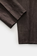 Zegna Anzug 'Natural' dunkelbraun meliert, Detailaufnahme Ärmel und Saum, hochwertige Wolle-Leinen-Seide-Mischung, Slim Fit, markante Webstruktur.