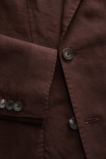 Close-up, top-down view of the Santaniello Anzug braun jacket sleeve and front, showing brown pure linen fabric, soft texture, slim fit, two-button style with kissing buttons and vintage look.