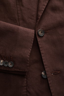 Close-up, top-down view of the Santaniello Anzug braun jacket sleeve and front, showing brown pure linen fabric, soft texture, slim fit, two-button style with kissing buttons and vintage look.