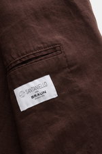 Close-up view of the brown Santaniello Anzug braun showing the linen fabric texture and inside pocket with a white Santaniello per Braun Hamburg label, highlighting its natural material and vintage style.