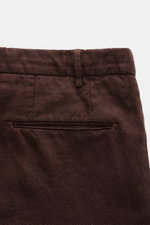 Close-up rear view of the brown Santaniello Anzug braun pants made of pure linen with soft texture, showing slim fit and pocket details.