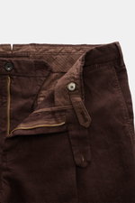 Close-up front view of the Santaniello Anzug braun trousers showing zipper, button, and fabric details in soft, pure linen with a slim fit.