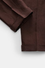Close-up top view of the sleeve and lower part of the Santaniello Anzug braun made of pure linen in soft brown with slim fit and vintage style.