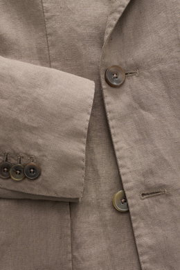 Nahaufnahme des Santaniello Anzug grau aus reinem, weichem Leinen mit sichtbarer Knopfleiste und Manschettenknöpfen, Vintage-Optik.