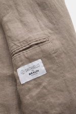 Nahaufnahme des Santaniello Anzug grau aus reinem Leinen mit weichem Griff, sichtbare Innentasche und Label, Detailfoto von oben.
