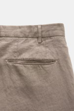 Nahaufnahme der Rückseite der Hose des Santaniello Anzug grau aus reinem, weichem Leinen mit paspelierter Gesäßtasche, fotografiert von hinten oben.