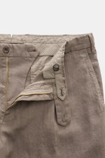 Nahaufnahme aus schräger Draufsicht auf die offene Hose des Santaniello Anzug grau aus weichem, reinem Leinen mit Reißverschluss und Bundknopf.