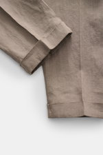 Nahaufnahme in Frontperspektive des Santaniello Anzug grau aus purem Leinen mit weichem Griff, Slim Fit, sichtbarem Ärmel und Bund, maschinenwaschbar.