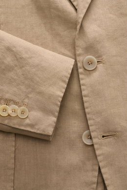 Nahaufnahme des Santaniello Anzugs taupe aus reinem Leinen, Fokus auf Knöpfe und Ärmel, zeigt weichen Griff und Vintage-Optik.