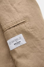 Nahaufnahme einer paspelierten Gesäßtasche des Santaniello Anzug taupe aus reinem Leinen mit weichem Griff und sichtbarem Markenlabel Braun Hamburg.