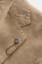 Nahaufnahme des taupefarbenen Santaniello Anzugs aus reinem Leinen mit tailliertem Zwei-Knopf-Sakko, fallendem Revers und Kissing Buttons.