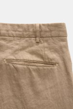 Nahaufnahme der Rückseite der Hose des Santaniello Anzug taupe aus reinem Leinen mit paspelierter Gesäßtasche, Bund und Gürtelschlaufe.