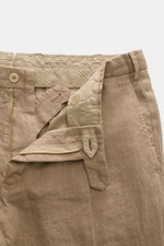 Nahaufnahme der geöffneten Hose des Santaniello Anzugs taupe aus reinem Leinen, Slim Fit, mit Reißverschluss, Bundknöpfen und französischen Taschen, fotografiert von oben.