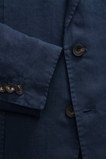 Nahaufnahme des Santaniello Anzug navy aus reinem Leinen mit tailliertem Zwei-Knopf-Sakko, fallendem Revers und Kissing Buttons.