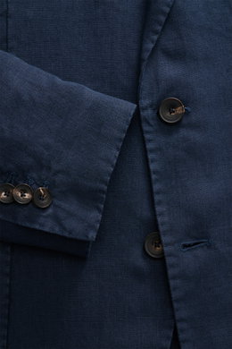 Nahaufnahme des Santaniello Anzug navy aus reinem Leinen mit tailliertem Zwei-Knopf-Sakko, fallendem Revers und Kissing Buttons.