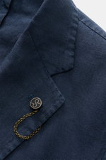 Nahaufnahme des fallenden Revers und Kissing Button am taillierten Sakko des Santaniello Anzug navy aus weichem, reinem Leinen mit Vintage-Optik.